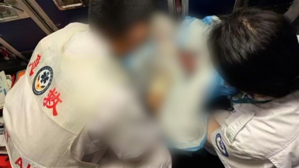 升利配 多方回应 16岁女子疑飞机上携带传染病分娩 父母已接女子出院