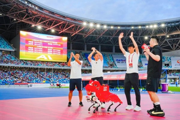 牛股远期策略 六足机器狗亮相“粤超”，联想AI撬动快乐足球
