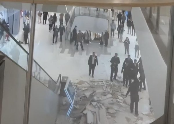 环球策路 西安一商场吊顶脱落，有人被砸，3天前刚开业，应急管理局回应